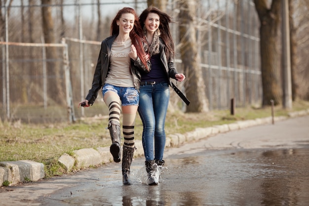 Dois estudantes adolescentes bonitos andando juntos