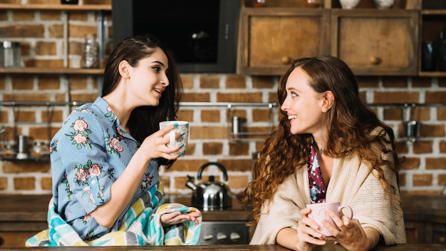 Dois, feliz, femininas, amigos, desfrutando, xícara café