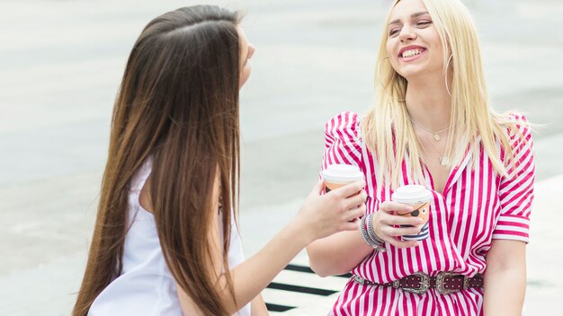 Dois, femininas, amigos, desfrutando, a, café