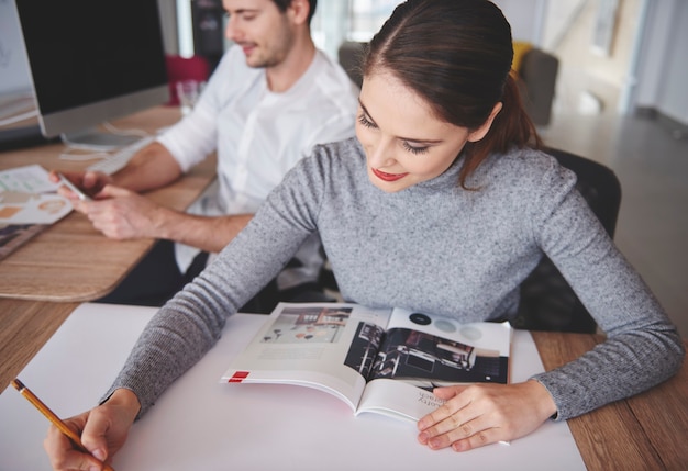 Foto grátis dois funcionários de escritório na mesa do computador