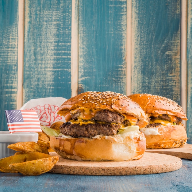 Foto grátis dois hamburgueres americanos