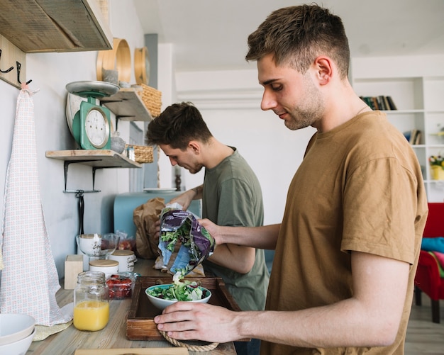 Dois, homem jovem, fazer, café manhã manhã, em, cozinha