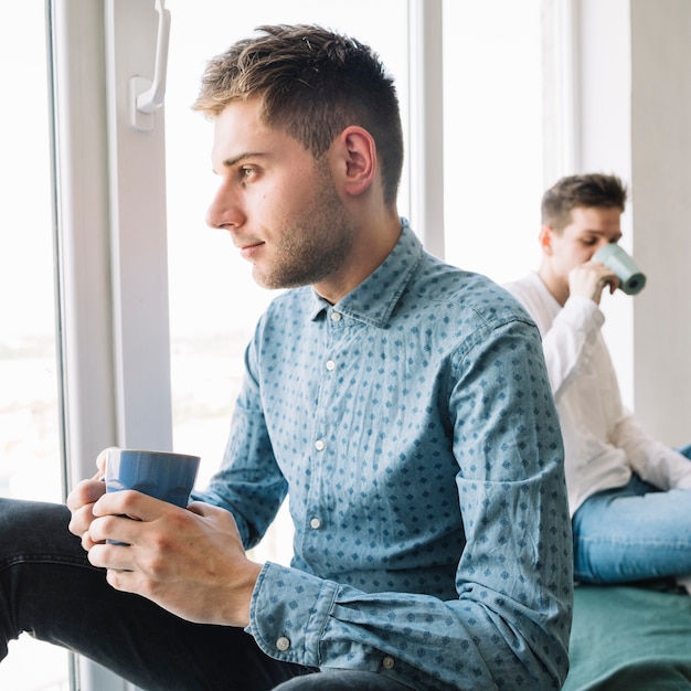 Dois, homem jovem, tendo, café manhã