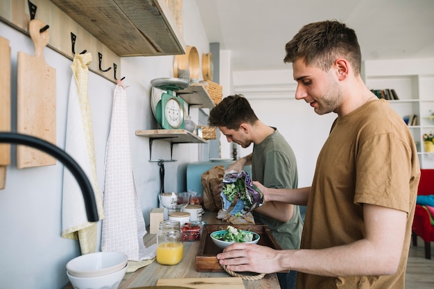 Dois, homens jovens, preparando alimento, em, cozinha