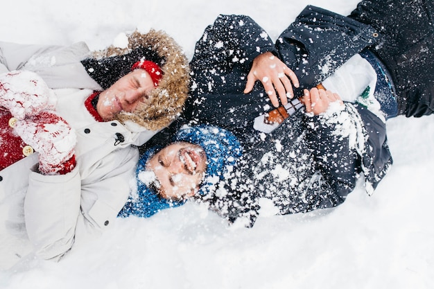 Foto grátis dois homens, mentindo, coberto, com, neve