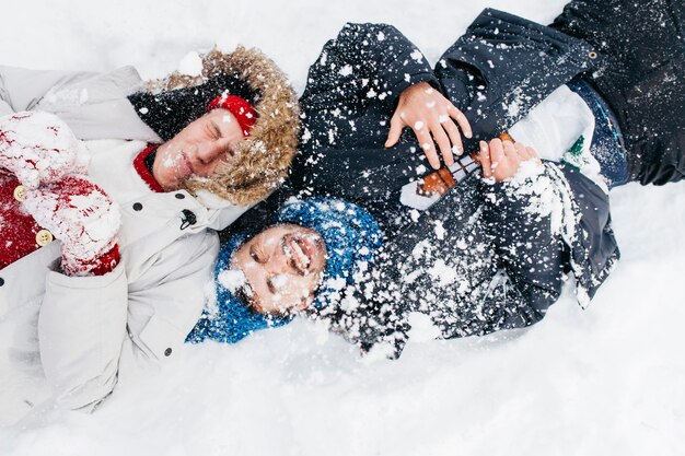Dois homens, mentindo, coberto, com, neve