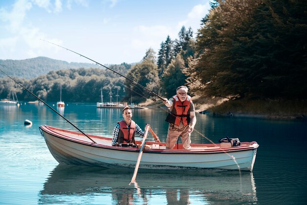 Dois homens relaxando e pescando