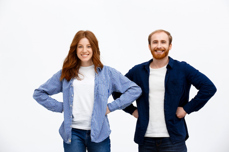 Foto grátis dois irmãos confiantes, casal ruiva sorrindo