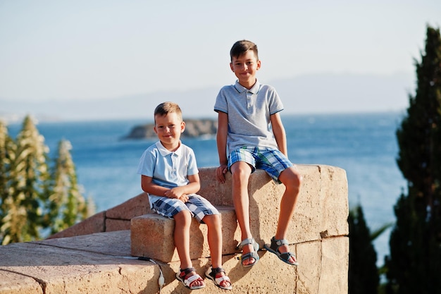 Dois irmãos na Turquia resort contra o mar Mediterrâneo