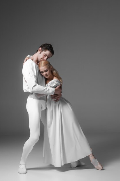 Dois jovens bailarinos praticando. artistas de dança atraentes em branco