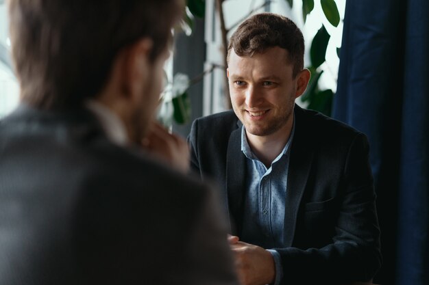 Dois jovens empresários discutindo algo