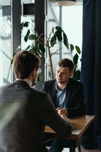 Foto grátis dois jovens empresários discutindo algo