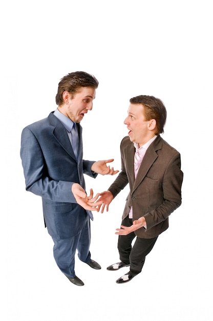 Dois jovens empresários que discutem algo
