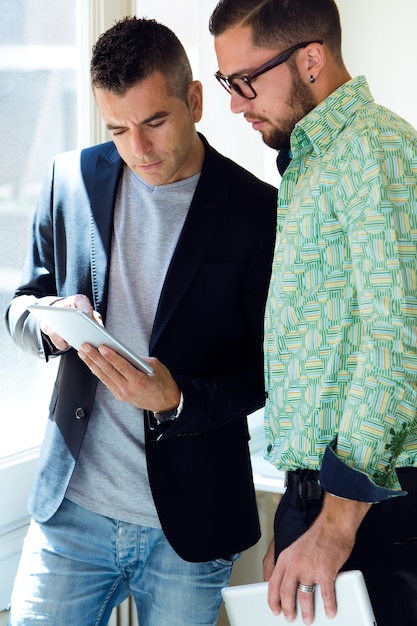 Foto grátis dois jovens trabalhadores no escritório