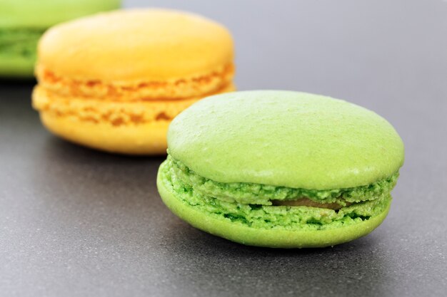 Dois macaroons verdes e amarelos na cozinha