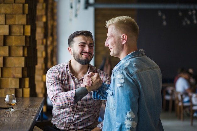 Dois, macho, amigos, apertar mão, em, a, restaurante