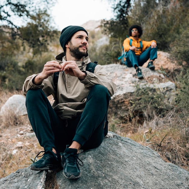 Dois, macho, hiker, sentando, ligado, rocha