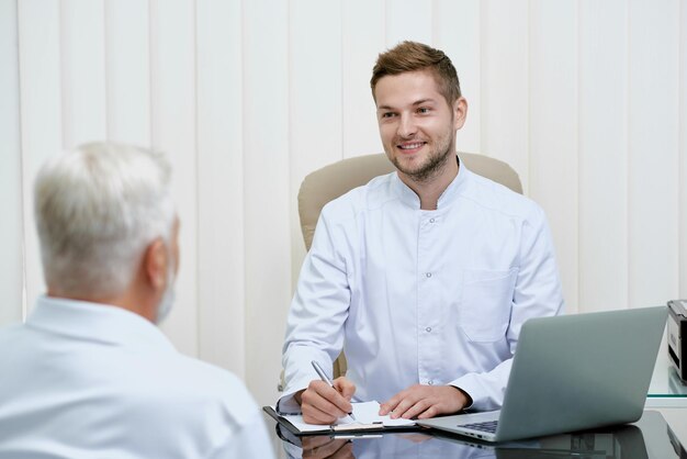 Dois médicos conversando e discutem o tratamento