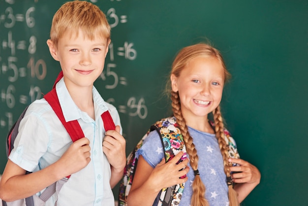 Foto grátis dois melhores alunos da escola