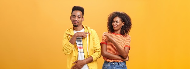 Foto grátis dois melhores amigos brincando se divertindo apontando um para o outro com um sorriso fofo e alegre como se blami