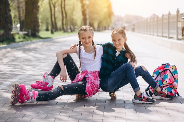 Dois, meninas, amigos, patinação patinação