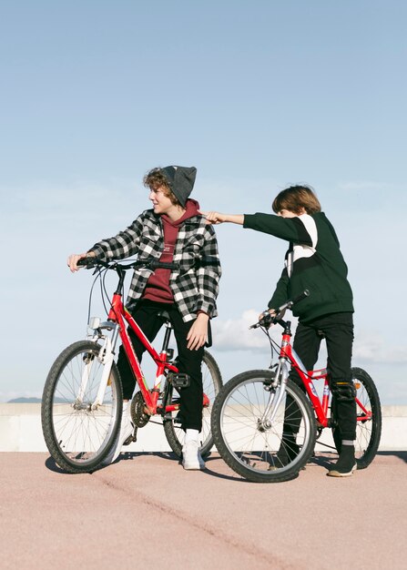 Dois meninos com suas bicicletas ao ar livre