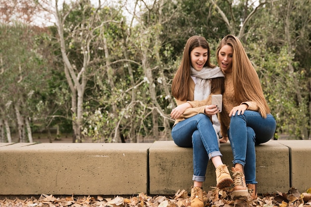 Foto grátis dois, mulheres jovens, olhar, a, telefone, parque