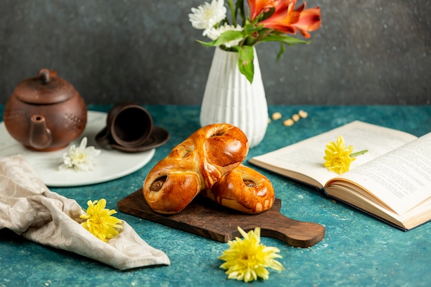 Dois pães com geléia colocados na placa de madeira