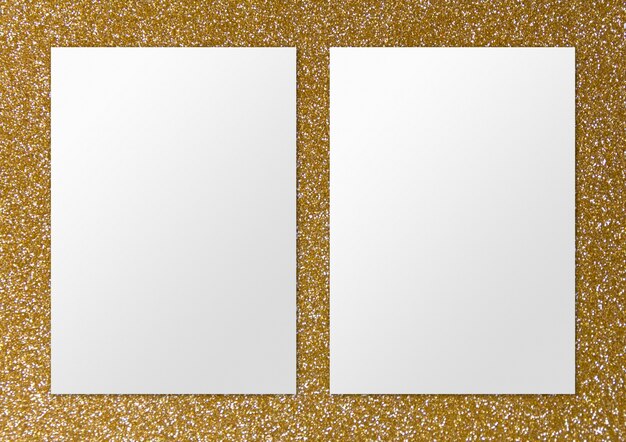 Dois papéis em branco sobre a superfície do ouro