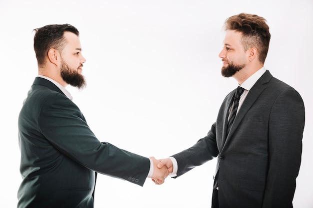 Foto grátis dois parceiros apertando as mãos