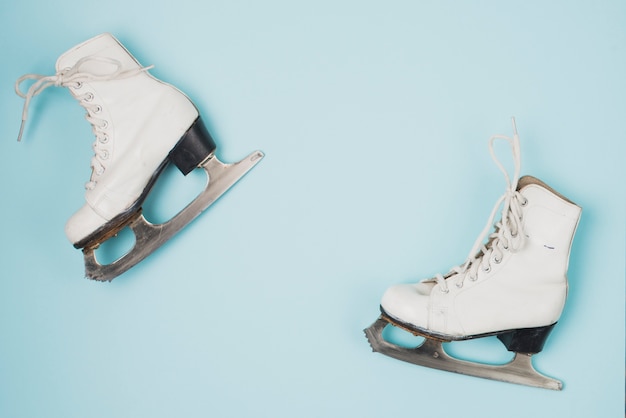 Foto grátis dois patins de gelo no azul