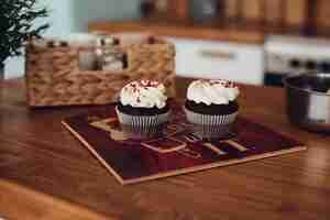 Foto grátis dois saborosos cupcackes de chocolate com um creme branco