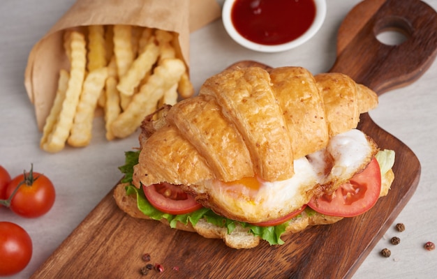 Dois sanduíches de croissant na mesa de madeira, vista de cima