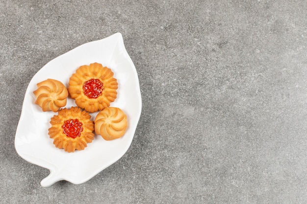 Foto grátis dois tipos de biscoitos de geléia na chapa branca.