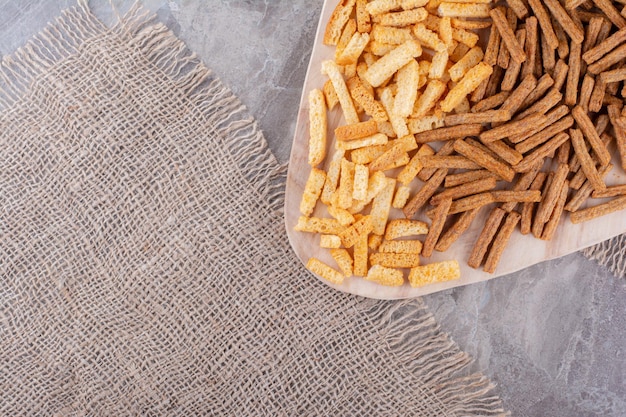 Dois tipos de biscoitos na placa de madeira