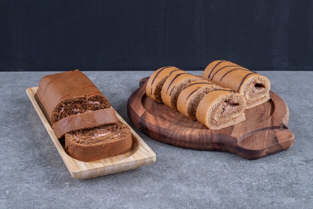 Dois tipos de bolo de chocolate em pratos de madeira