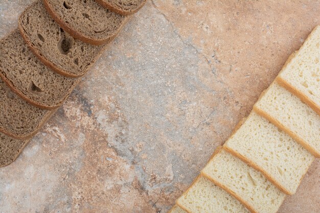 Dois tipos de pão torrado em fundo de mármore