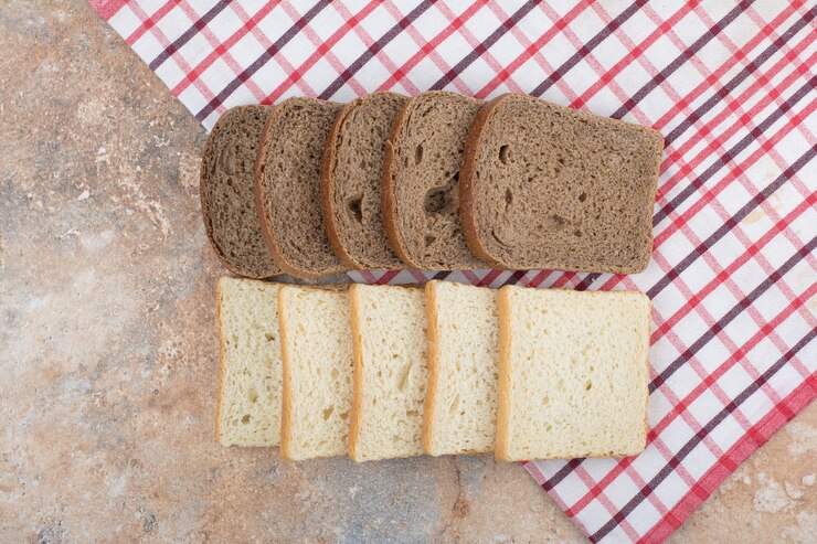 Foto grátis dois tipos de pão torrado na toalha de mesa