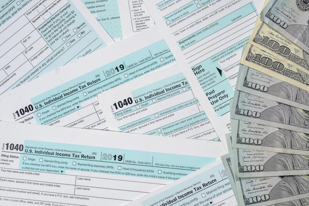 Dólares americanos acima em formulários de imposto 1040 conceito financeiro tempo de imposto Foto Premium