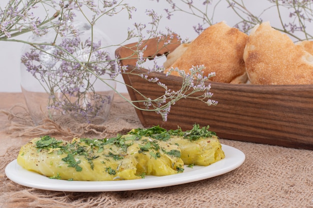 Dolma de repolho rola na chapa branca e cesta de pão