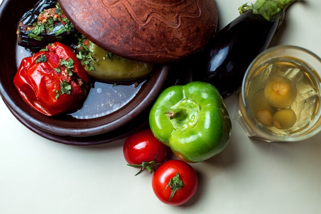 Dolma de três irmãs com beringela, tomate e pimentão, servido com compota