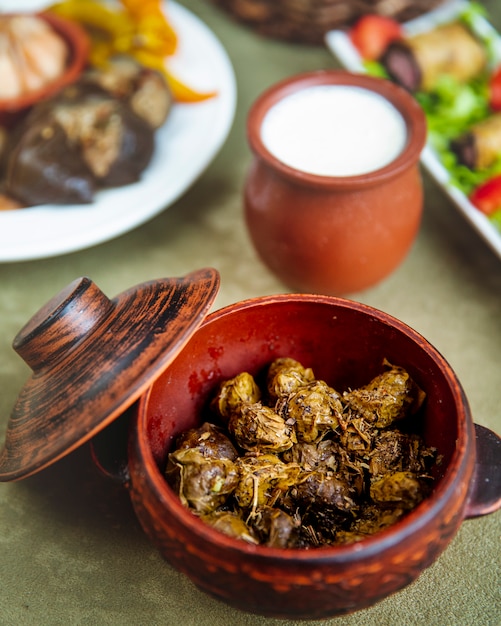 Foto grátis dolma em uma panela de barro, servido com iogurte natural