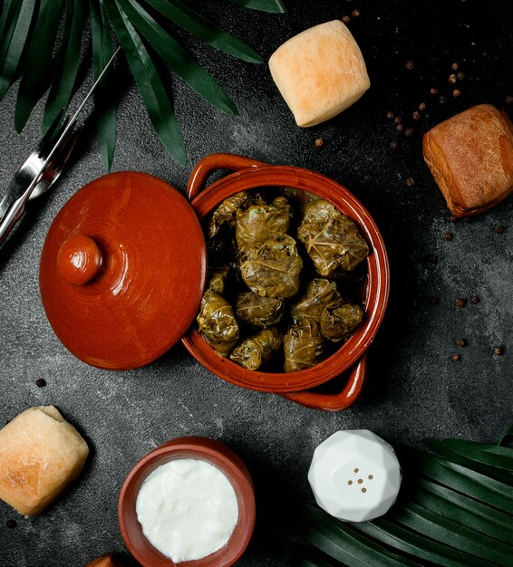 Dolma feito de folhas de uva com carne recheada