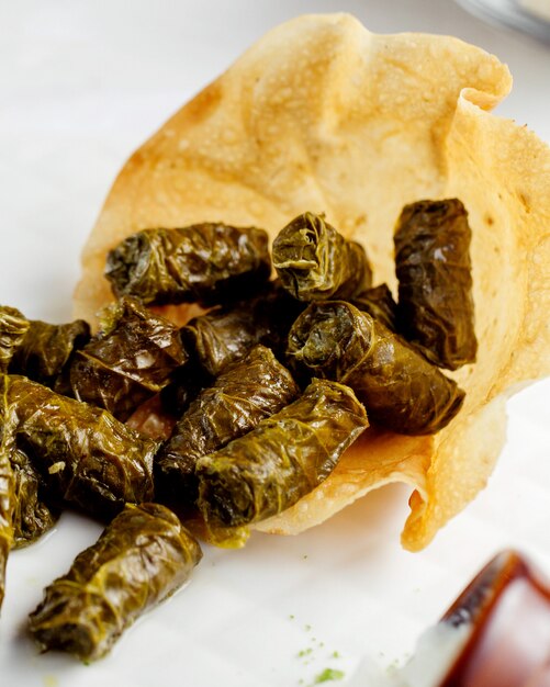 Dolma servido com cesto crocante