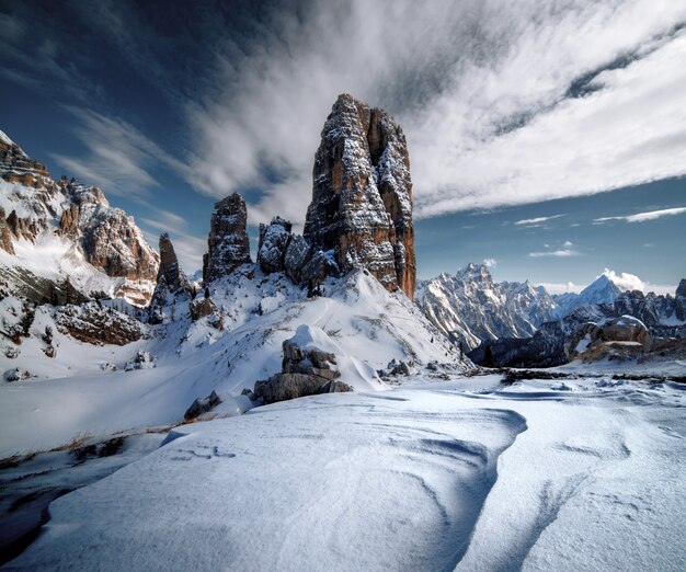 Dolomitas cobertas de neve sob a luz do sol e um céu nublado nos Alpes italianos no inverno
