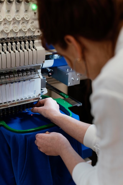 Foto grátis dona de uma empresa trabalhando