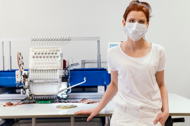 Foto grátis dona de uma empresa trabalhando