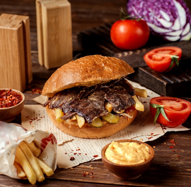 Doner com carne, batatas e picles