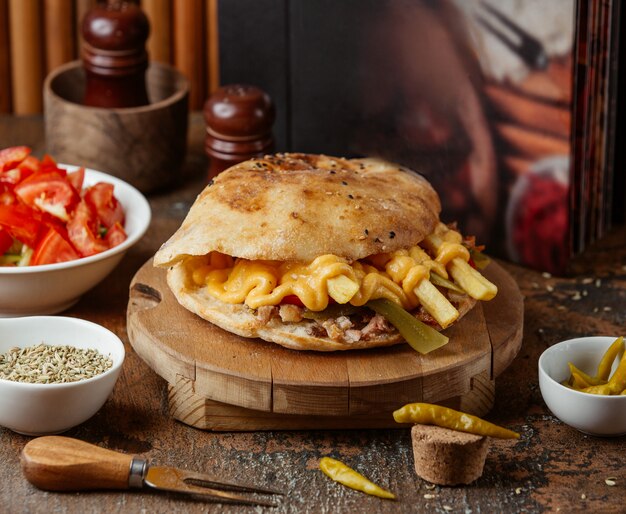 Doner de carne com queijo no pão pita