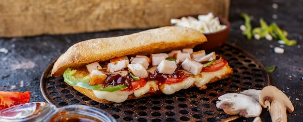 Foto grátis doner de comida mista em pão baguete e queijo feta em uma placa de madeira